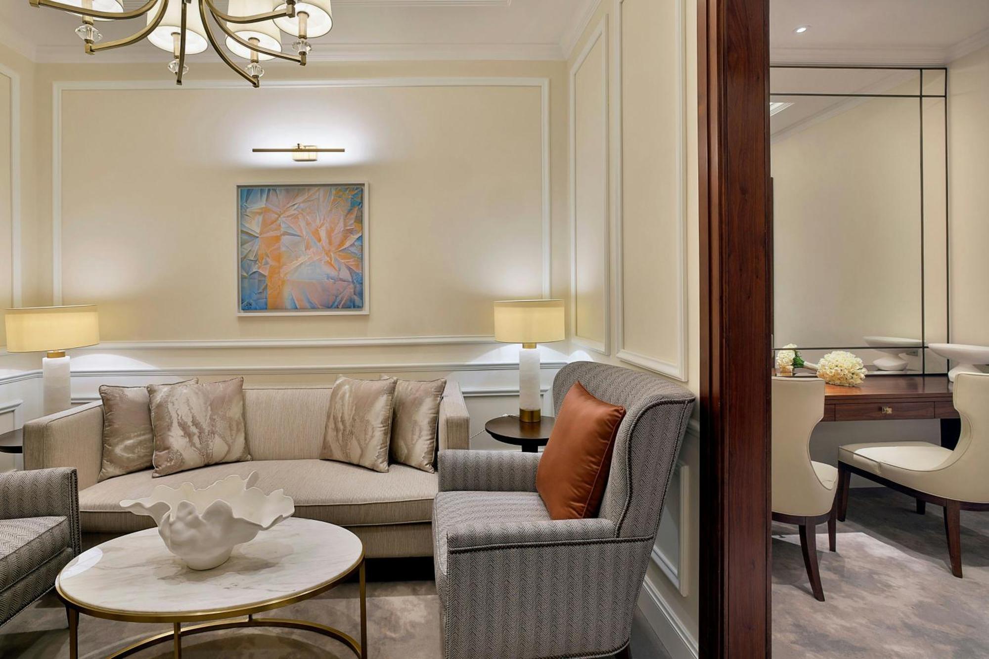 The Ritz-Carlton, Amman Hotel Buitenkant foto A suite at the hotel
