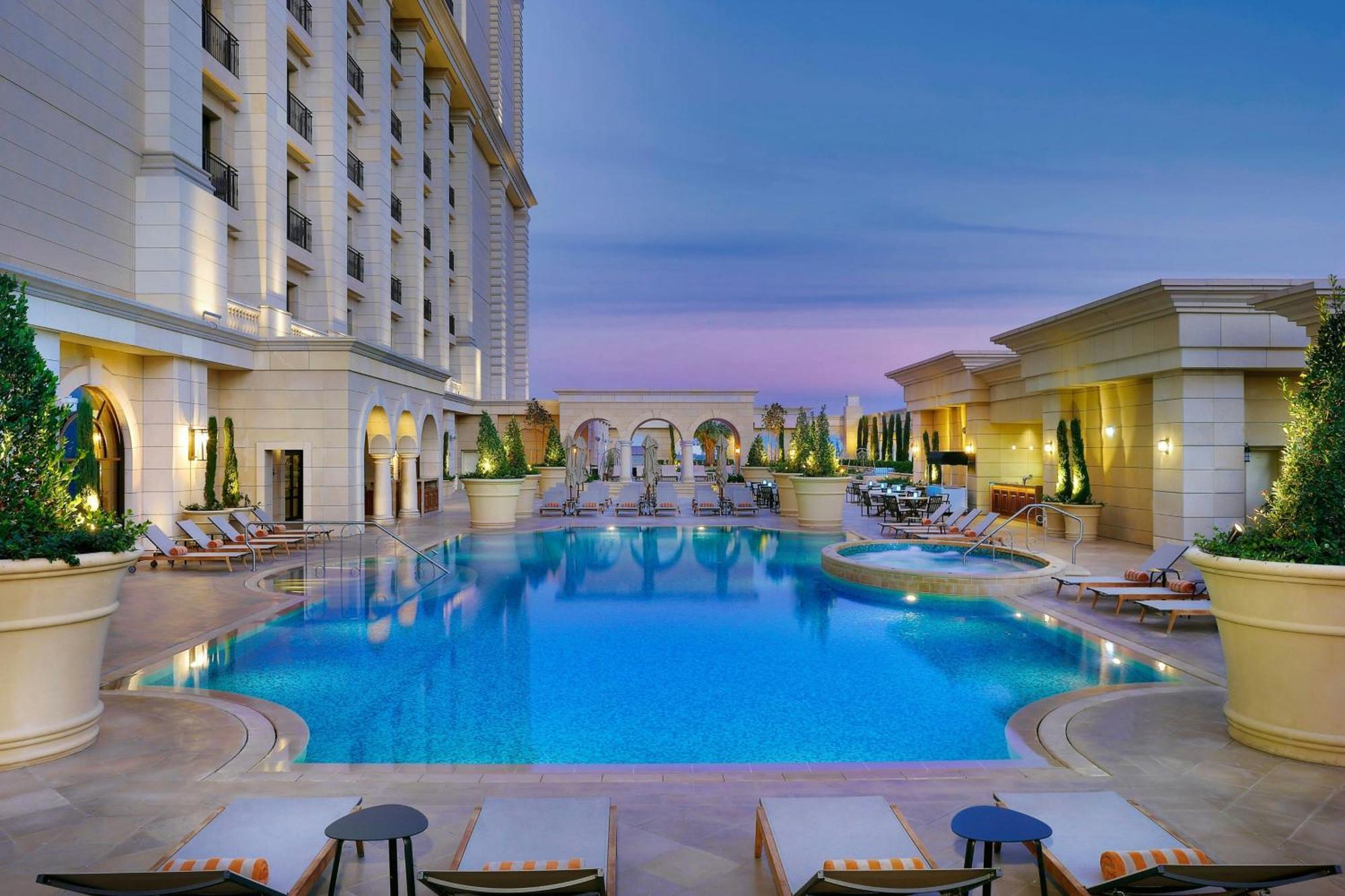 The Ritz-Carlton, Amman Hotel Buitenkant foto The swimming pool at the hotel