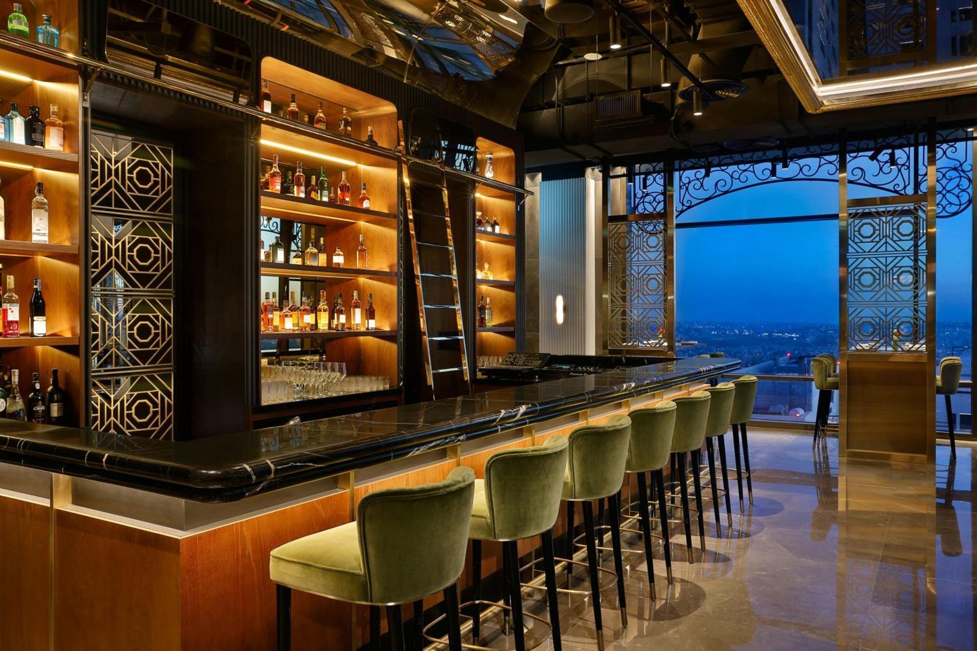 The Ritz-Carlton, Amman Hotel Buitenkant foto The bar at the 101 lounge