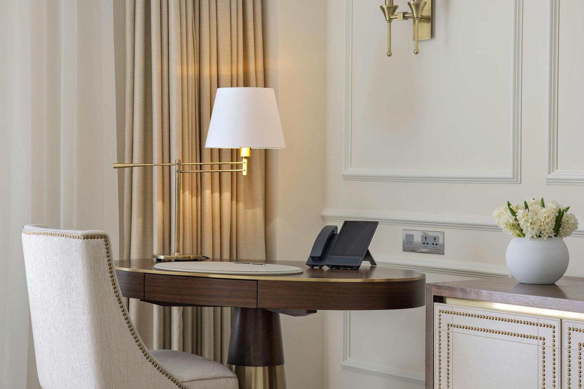 The Ritz-Carlton, Amman Hotel Buitenkant foto A table lamp