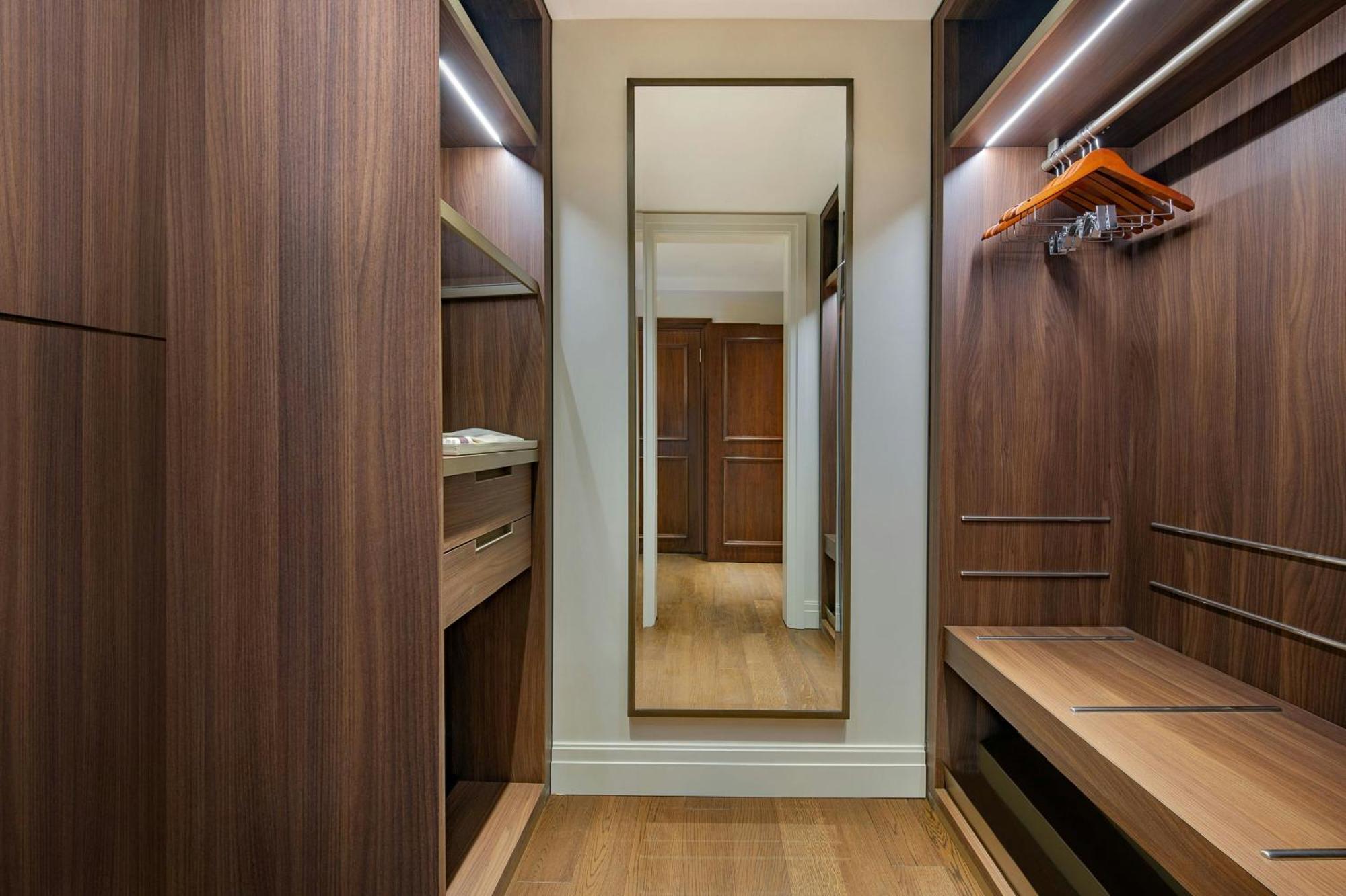 The Ritz-Carlton, Amman Hotel Buitenkant foto A walk-in closet